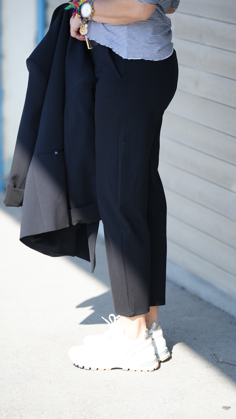 Stretchige Casual Pants schwarz (H25)/Streifenshirt “JANICE” schwarz/weiß (BA12)