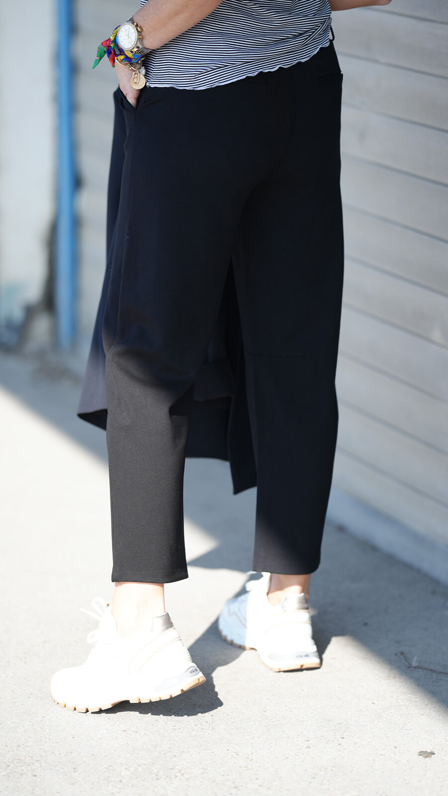 Stretchige Casual Pants schwarz (H25)/Streifenshirt “JANICE” schwarz/weiß (BA12)