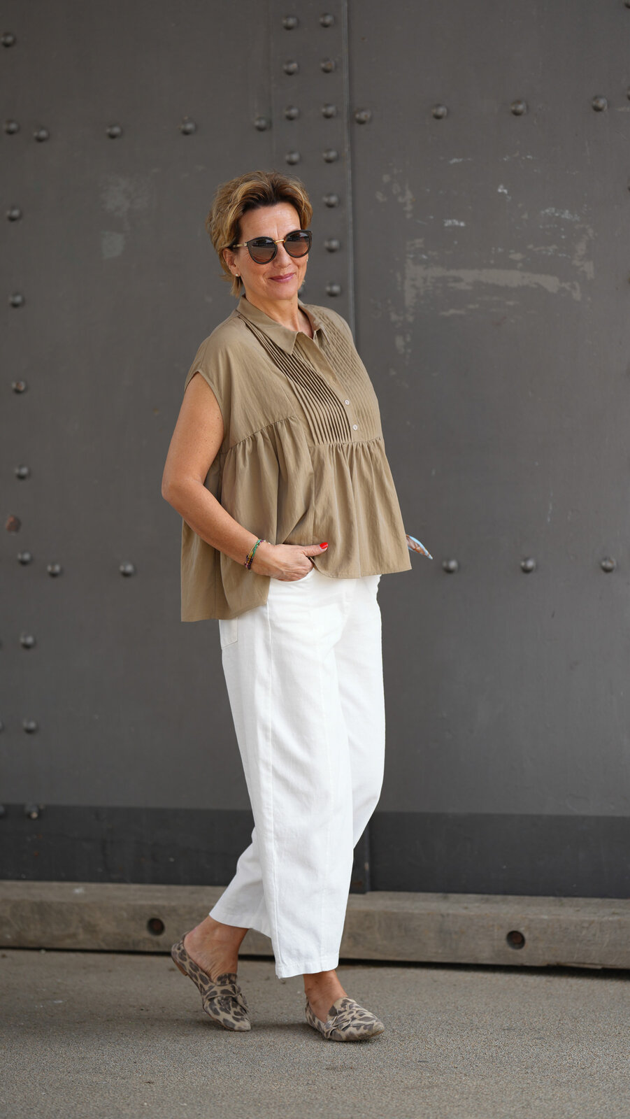 Stylische Sommer Hose wollweiß (H22)/ Verspielte Schlupfbluse sage (GW16)/ Slipper “LOLA RAYNE” (VV03)