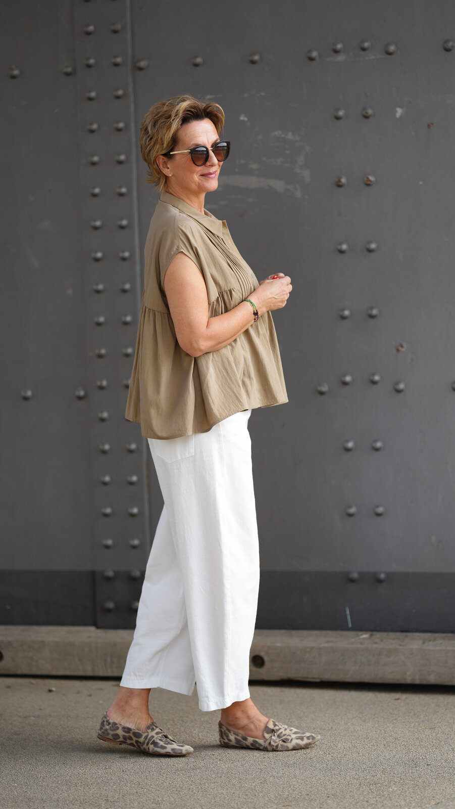 Stylische Sommer Hose wollweiß (H22)/ Verspielte Schlupfbluse sage (GW16)/ Slipper “LOLA RAYNE” (VV03)