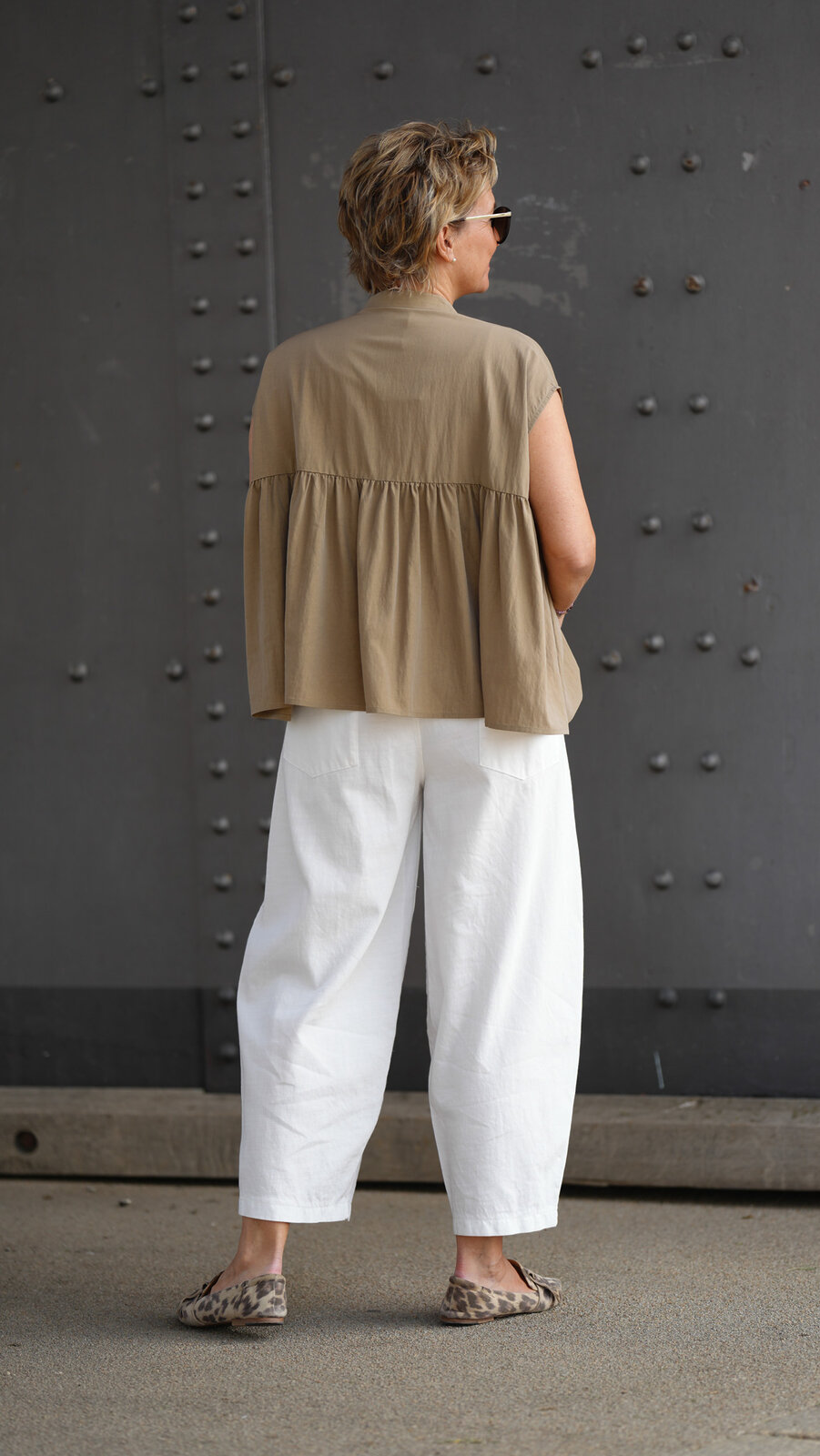 Stylische Sommer Hose wollweiß (H22)/ Verspielte Schlupfbluse sage (GW16)/ Slipper “LOLA RAYNE” (VV03)