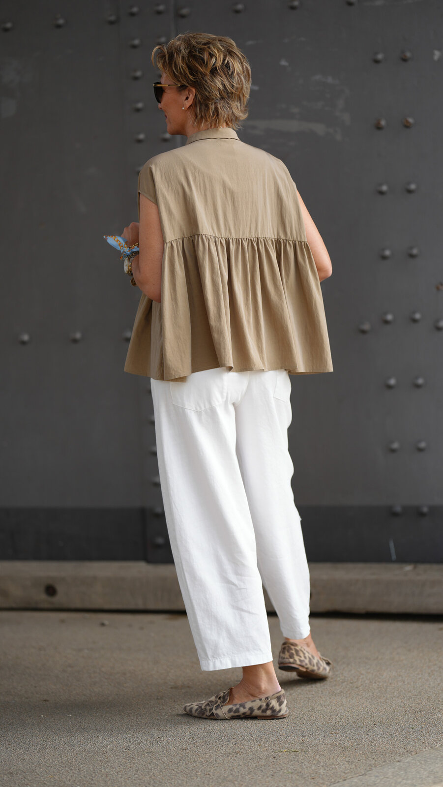 Stylische Sommer Hose wollweiß (H22)/ Verspielte Schlupfbluse sage (GW16)/ Slipper “LOLA RAYNE” (VV03)