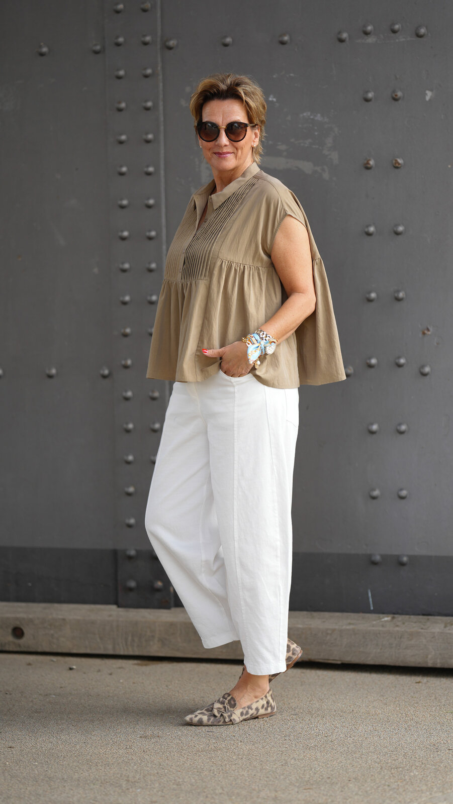 Stylische Sommer Hose wollweiß (H22)/ Verspielte Schlupfbluse sage (GW16)/ Slipper “LOLA RAYNE” (VV03)