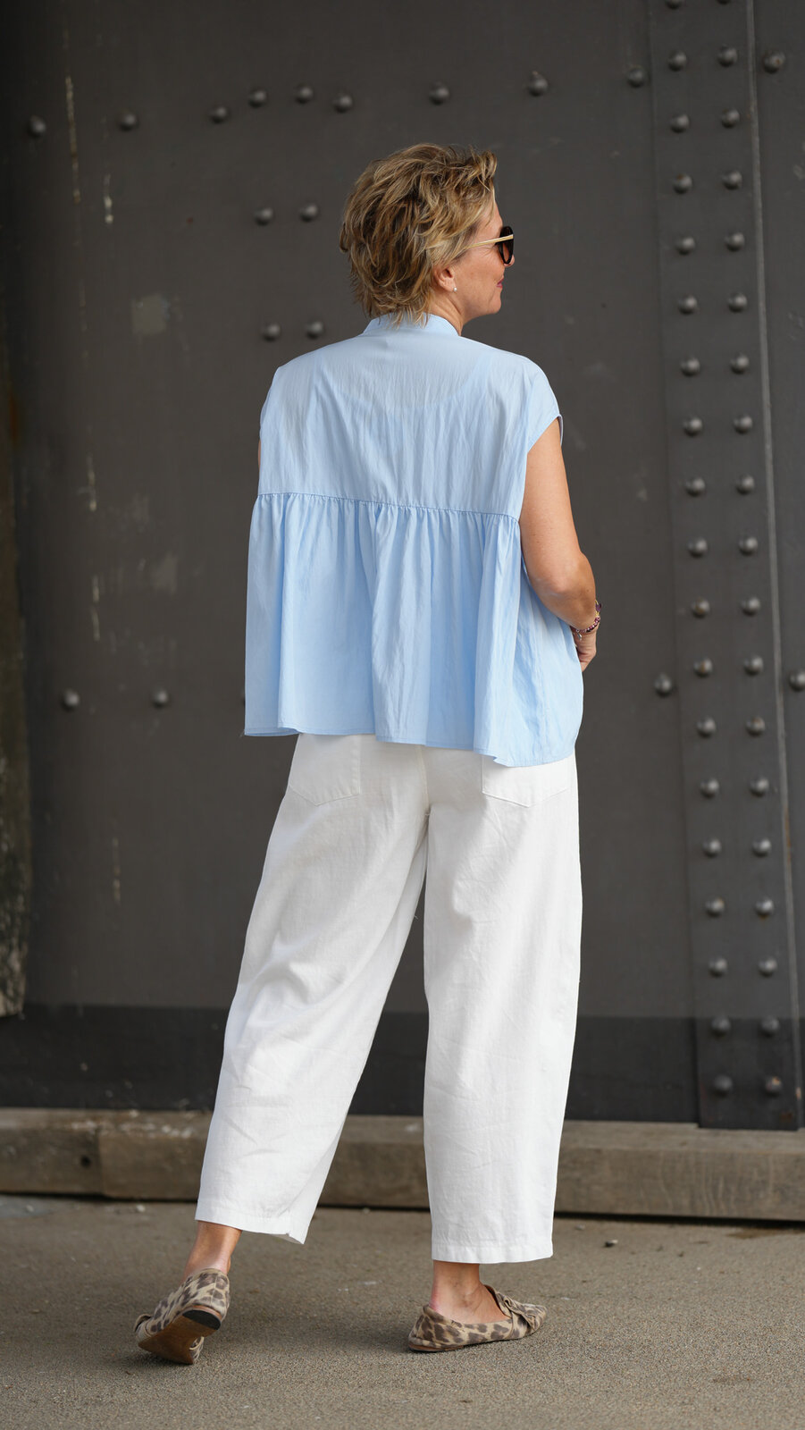 Stylische Sommer Hose wollweiß (H22)/ Verspielte Schlupfbluse hellblau (GW16)/ Slipper “LOLA RAYNE” (VV03)