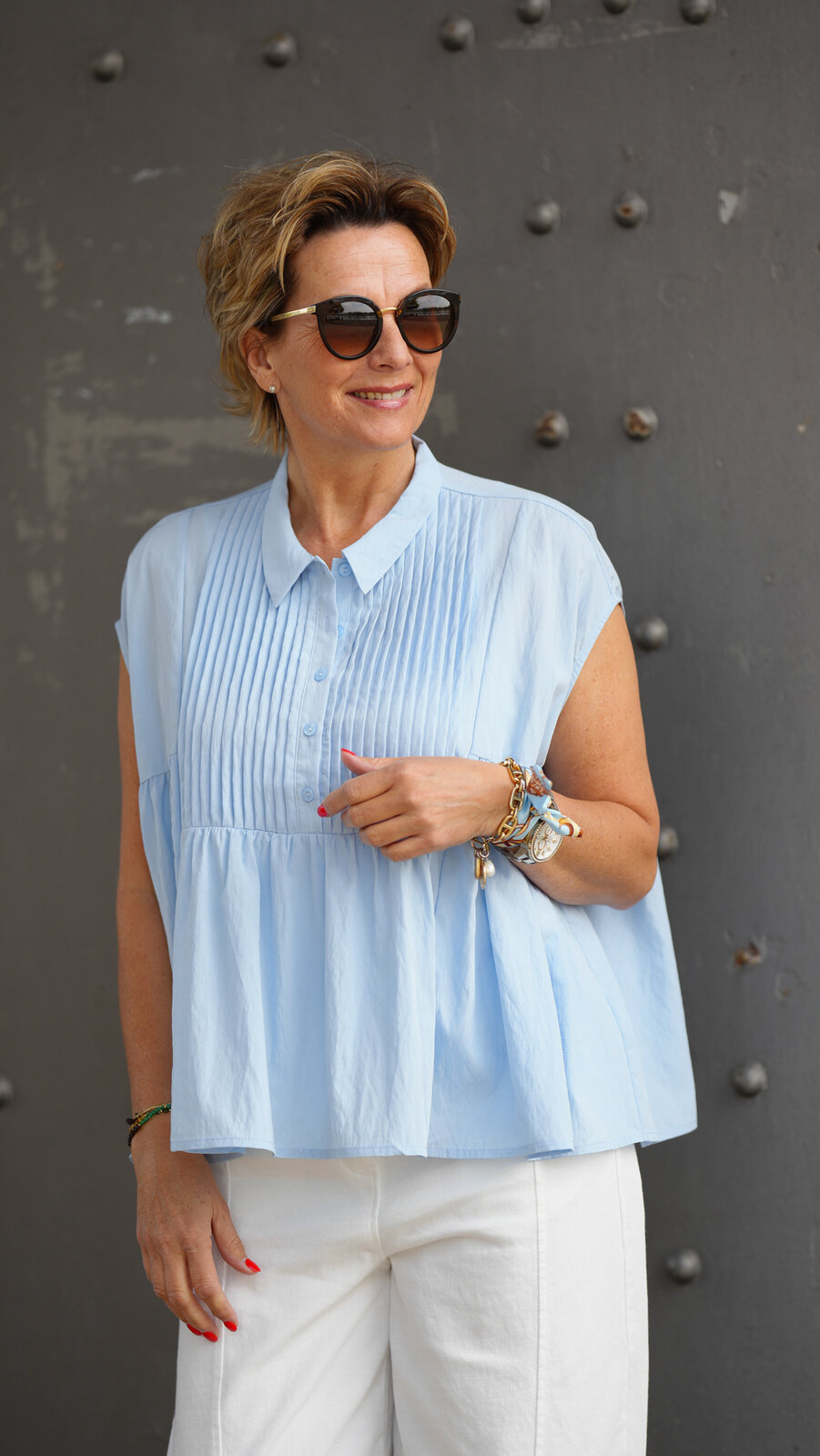 Stylische Sommer Hose wollweiß (H22)/ Verspielte Schlupfbluse hellblau (GW16)