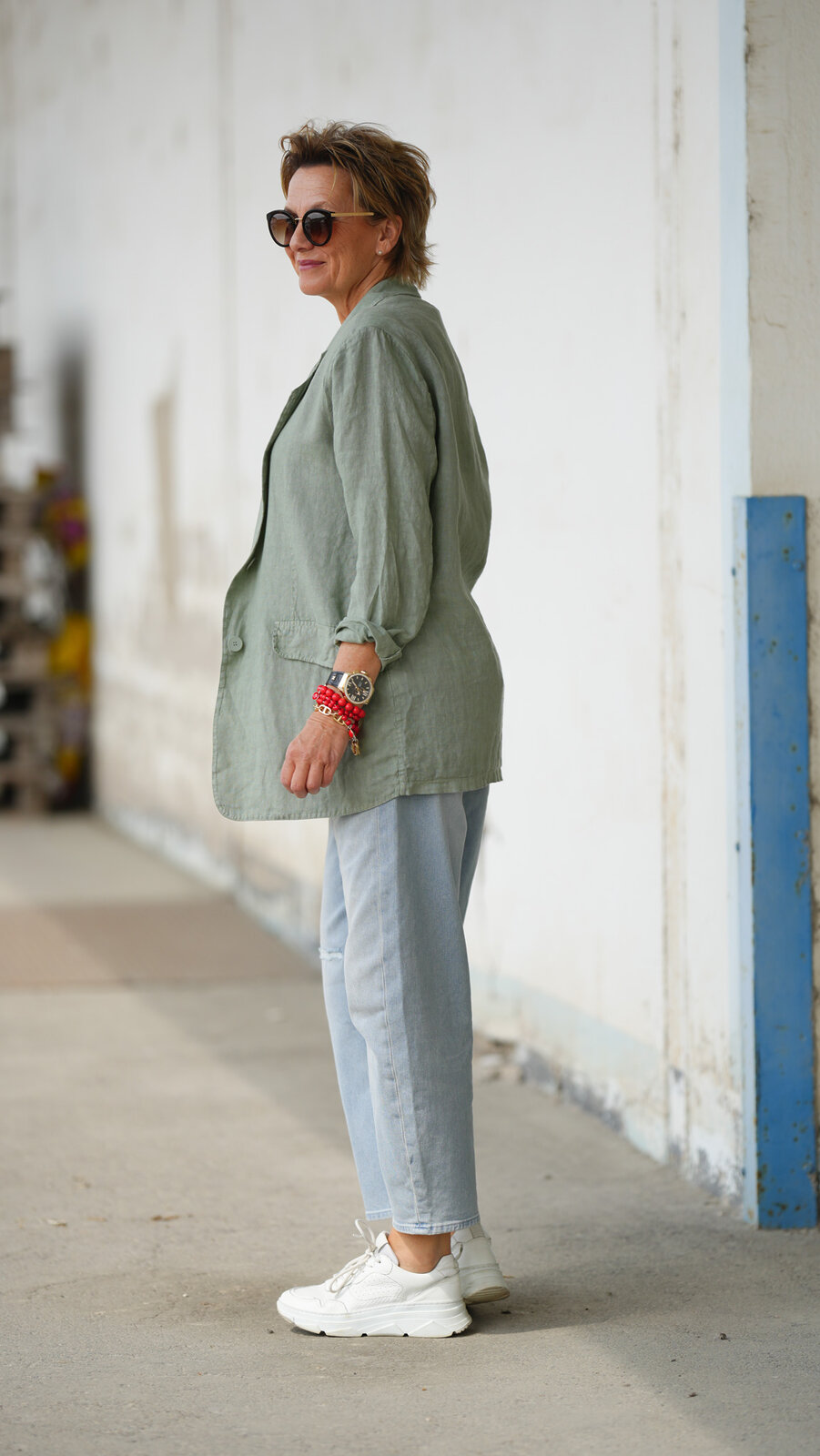 Jeans “YOANA” – bahamas blue (ER64)/ Leinenblazer “VIOLA” khaki (GW62)