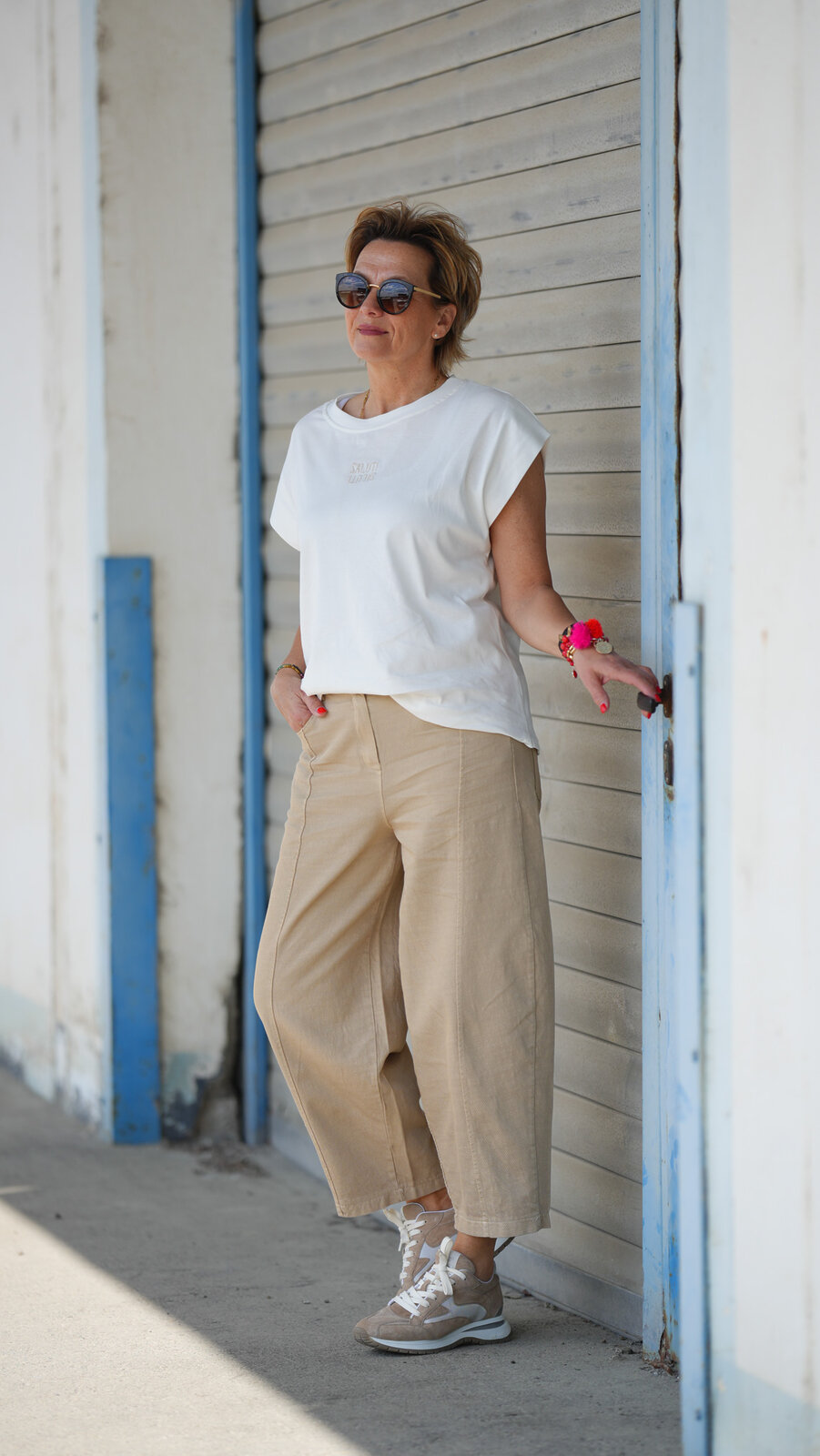 Ärmelloses Shirt wollweiß (BA32) / Stylische Sommerhose taupe (H22)