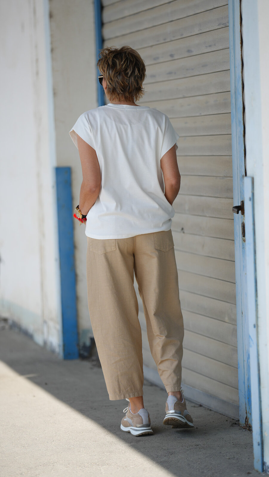 Ärmelloses Shirt wollweiß (BA32) / Stylische Sommerhose taupe (H22)
