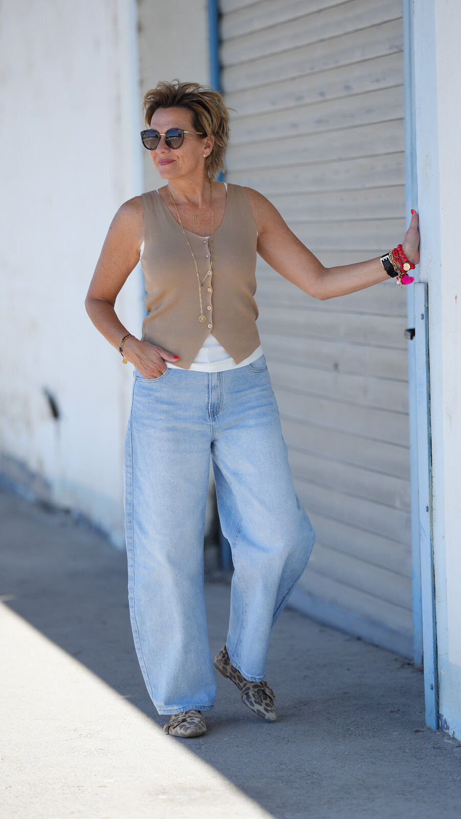 Lässige Barrel Jeans – jeansblau (H42)/Leichte Weste caramel (GW06)