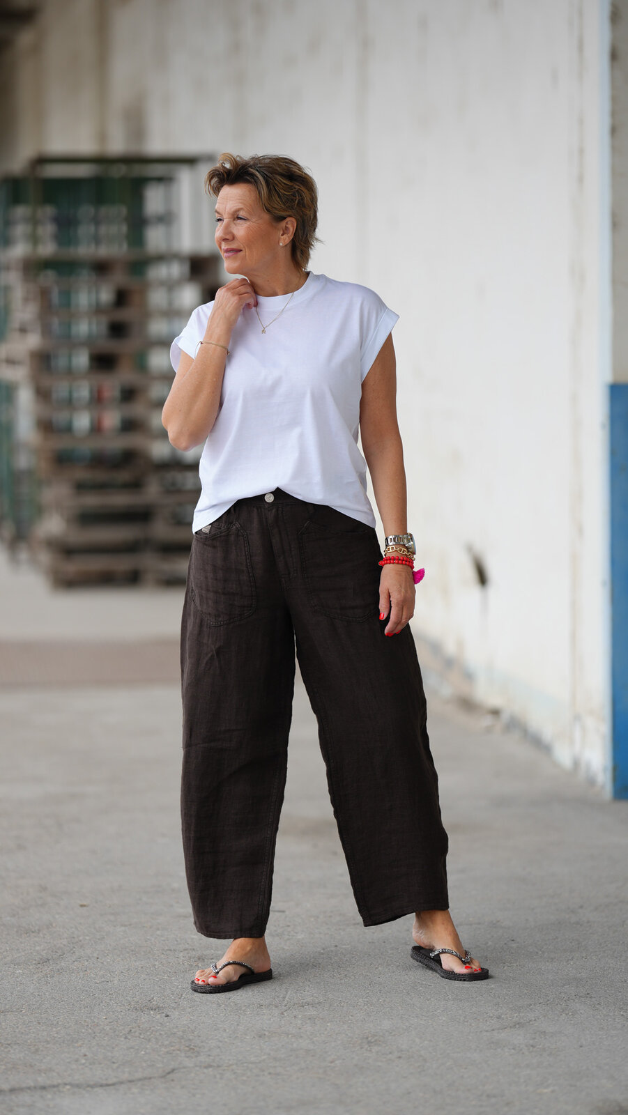 Tolle Leinenhose “MERYLL LINEN” coffee (HL46) / Ärmelloses Shirt TO:MA opticwhite (SE54)