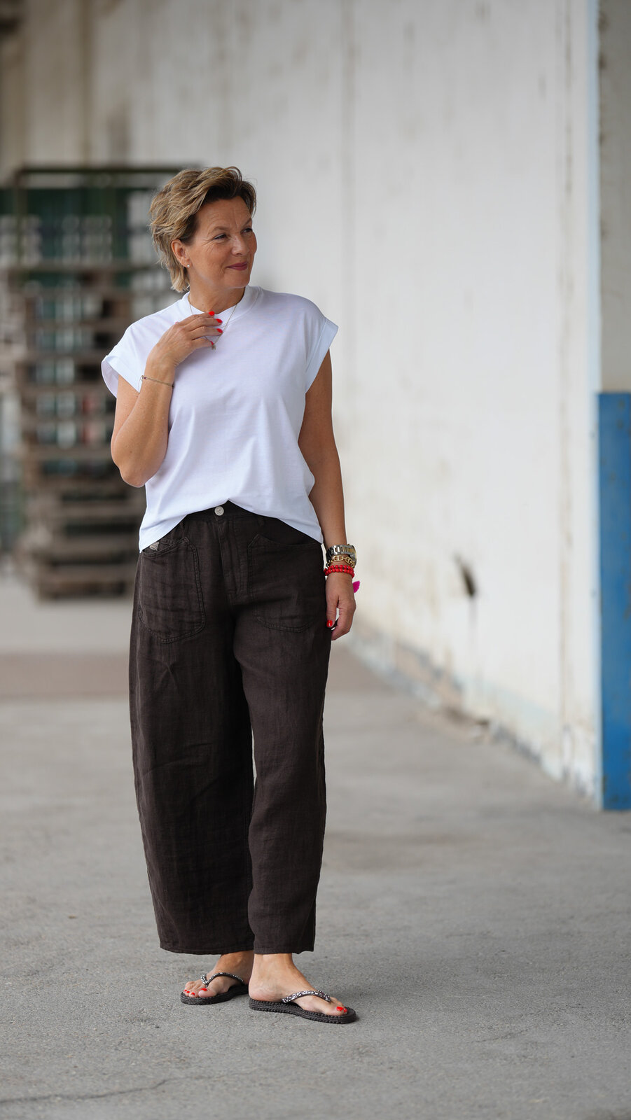 Tolle Leinenhose “MERYLL LINEN” coffee (HL46) / Ärmelloses Shirt TO:MA opticwhite (SE54)