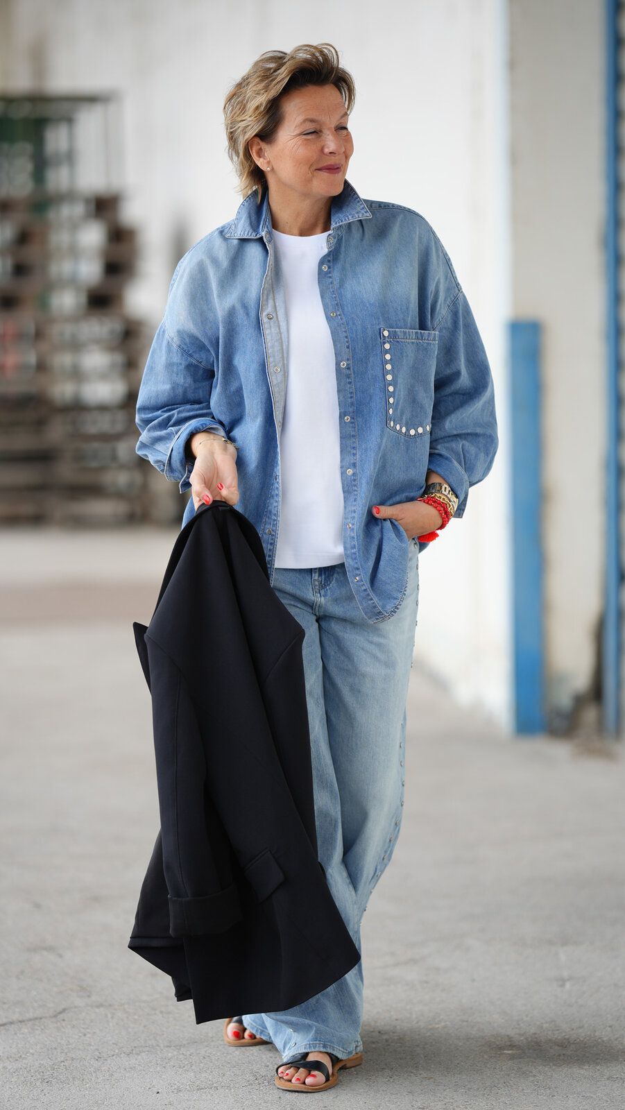 Oversized Jeanshemd “ELLISONA” mount blue (ER78) / Jeans “KALEA RIVET” – mount blue (ER31)